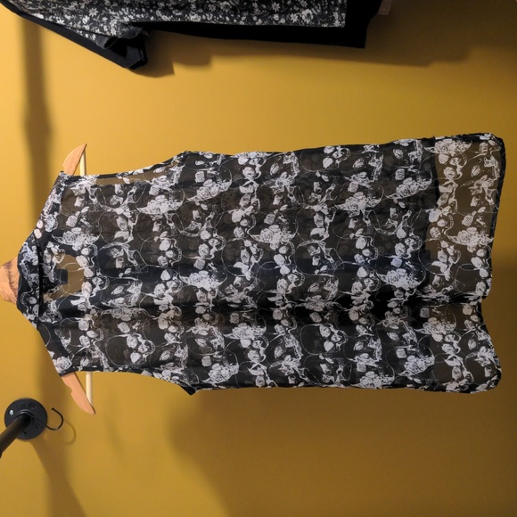 Social Misfits Shear Skulls Studded Collar Button Up Top - Picture 3 of 5